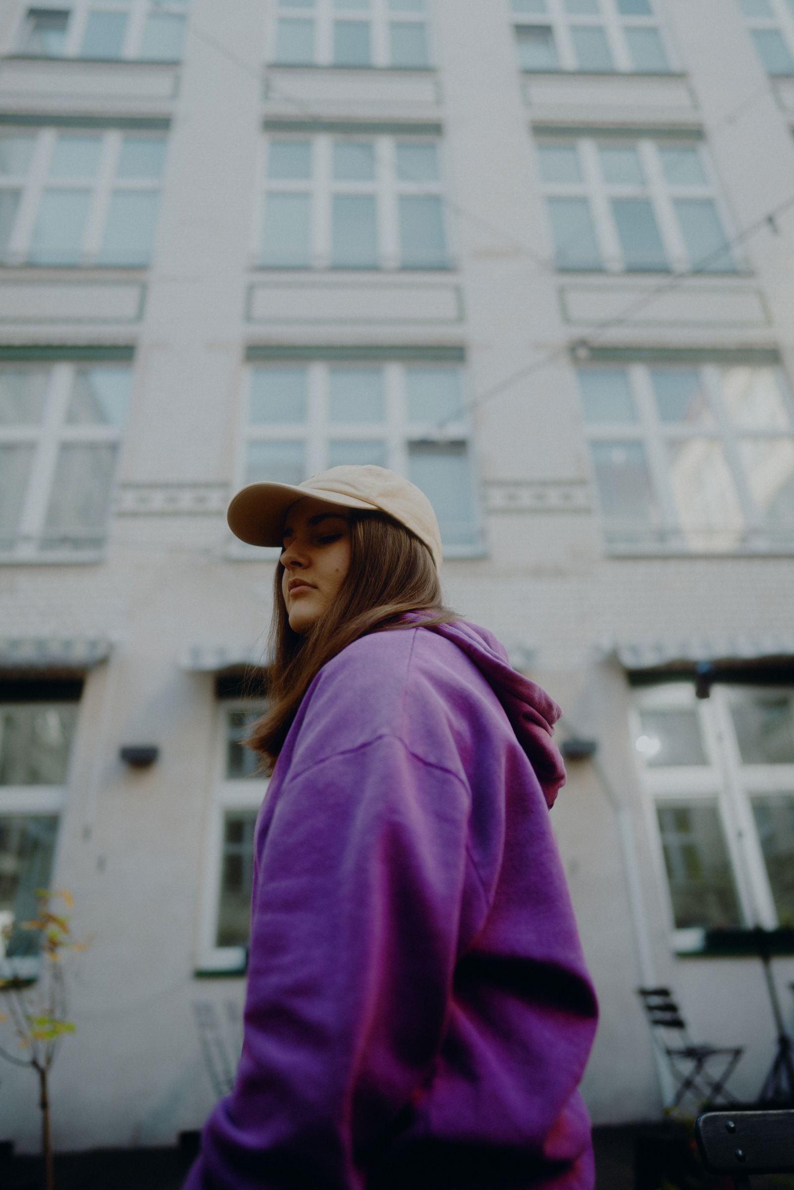 Luna Pressefoto zu Verlierer vor Hochhaus