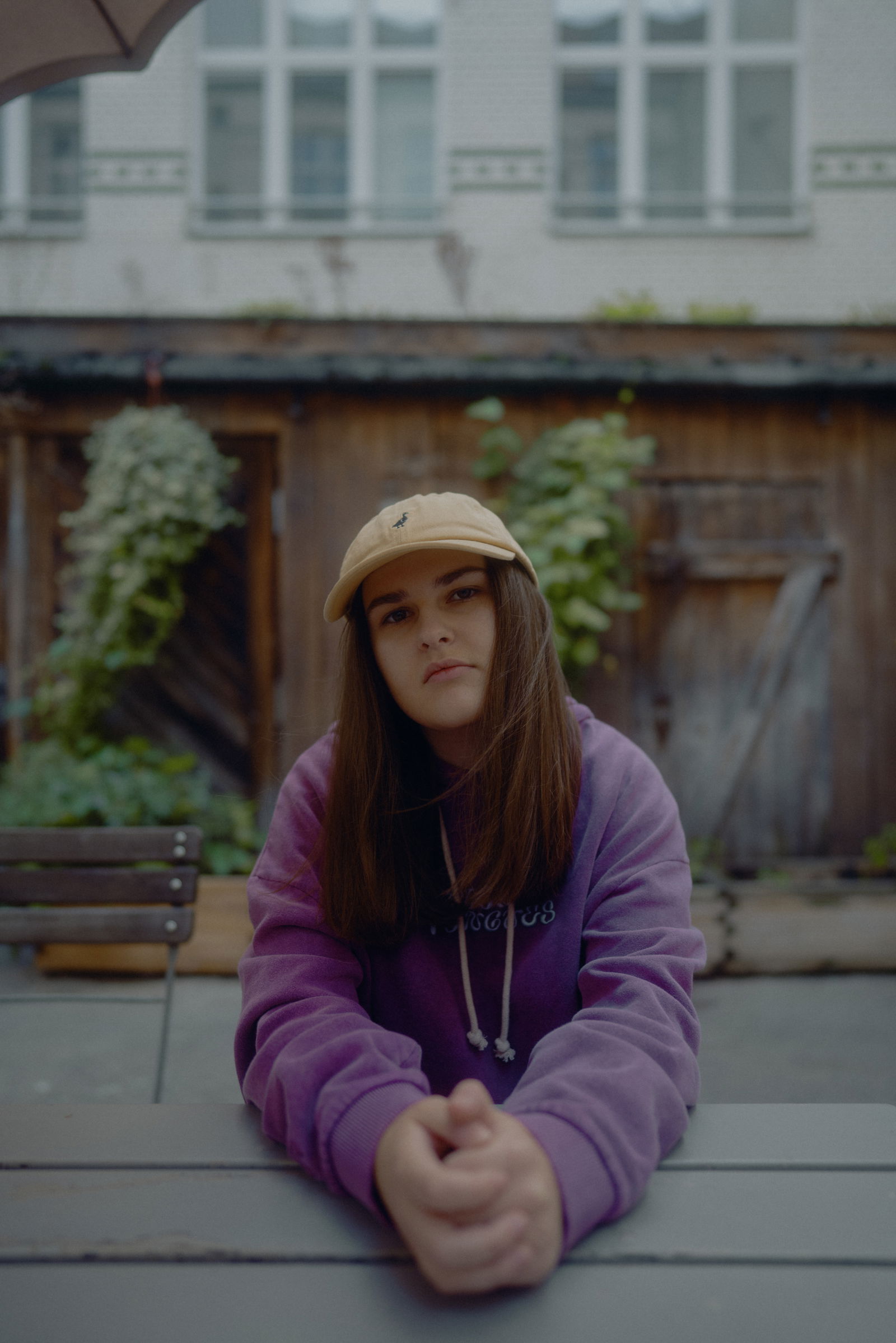 Luna Pressefoto zu Verlierer sitzend