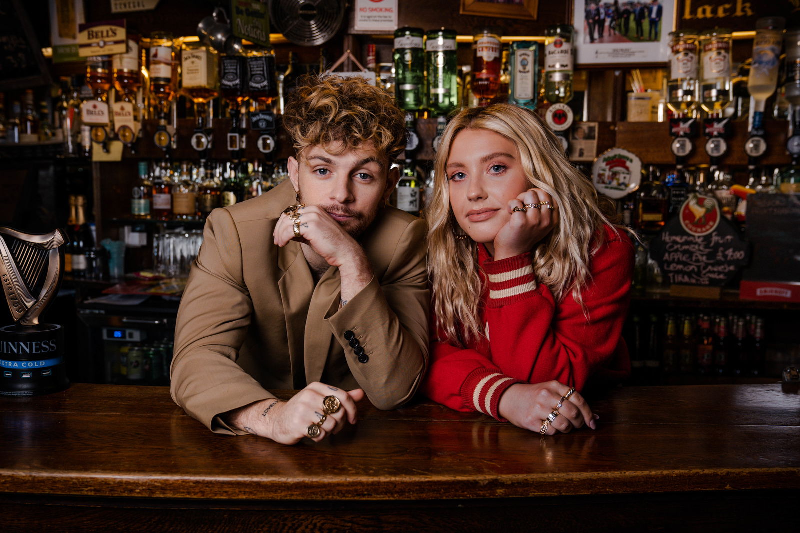Tom Grennan und Elle Herderson in Bar "Let's go home together"