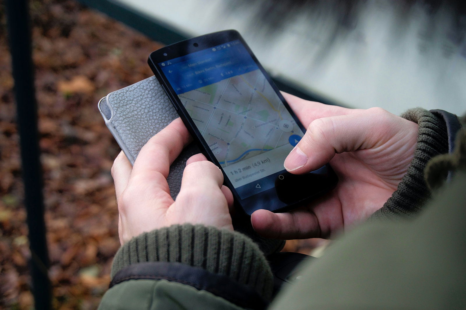 Google Maps Mann mit Smartphone
