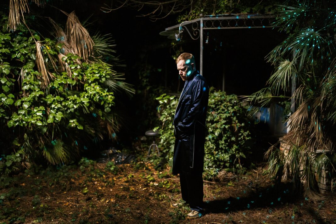 Peter Fox steht in einem Dschungel