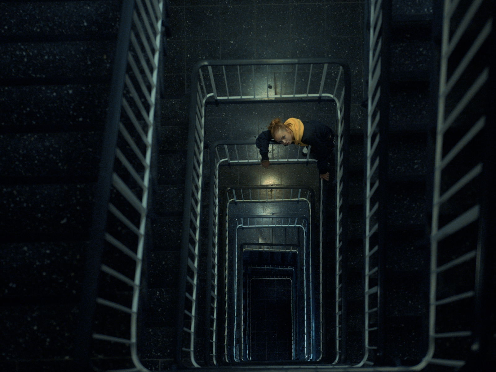 Paula Hartmann im Treppenhaus