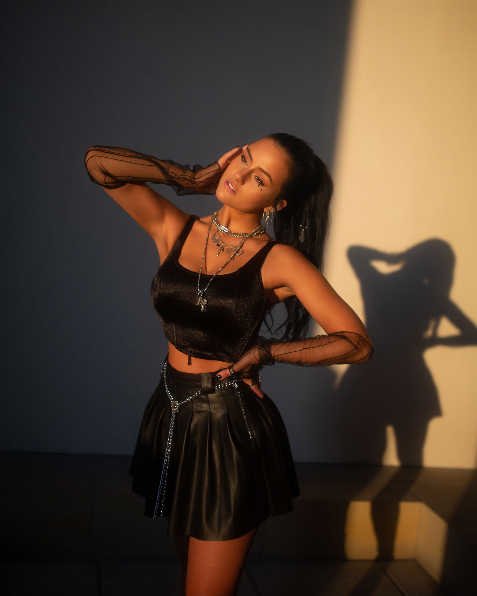 Anna Grey schwarzes Outfit Sonne