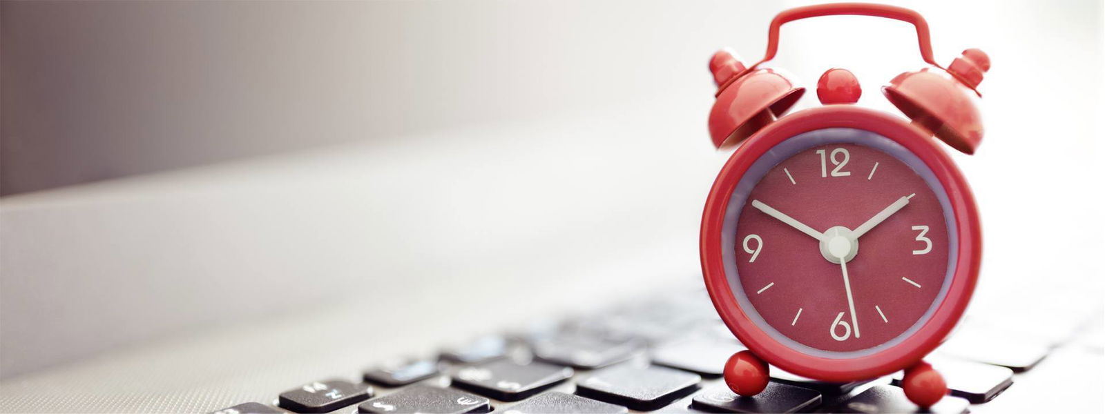 Das Internet ist für uns kein Neuland mehr. Aber was passiert 2017 in einer Minute im Internet?, Bild mit Wecker und Laptoptastatur