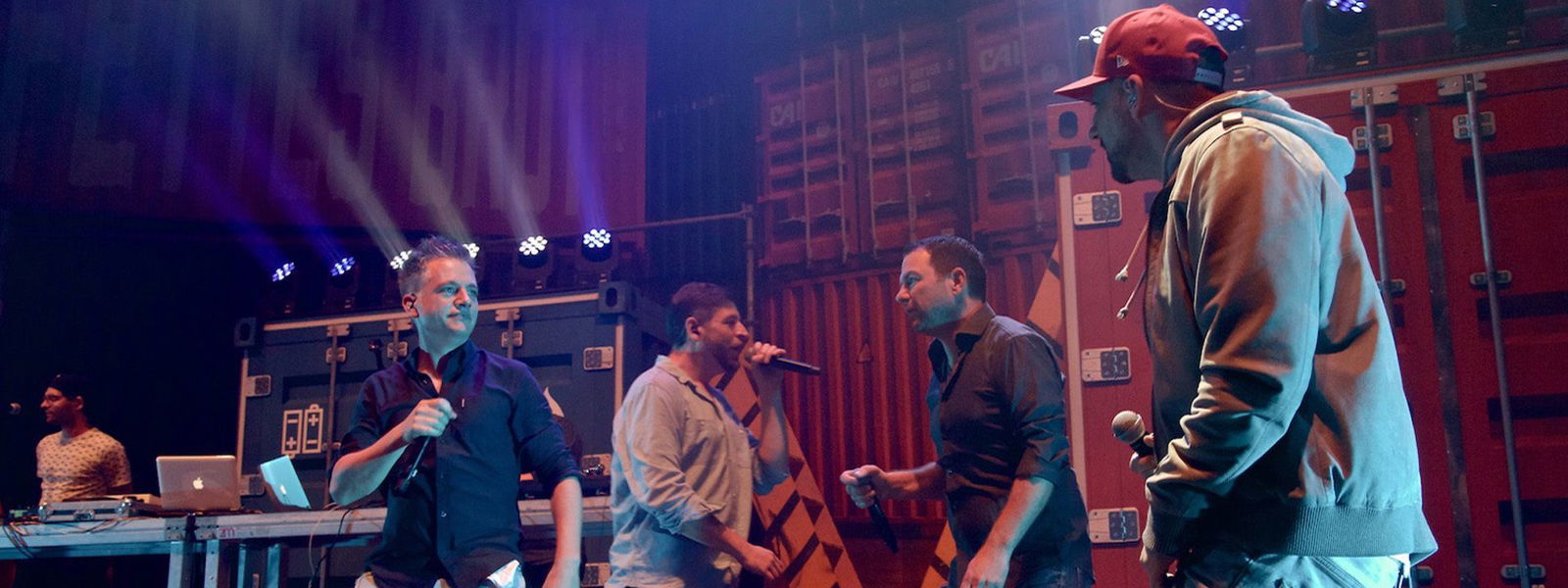 Fettes Brot bei einem Live-Auftritt im Mehr! Theater, während sie Nordsih by Nature performen