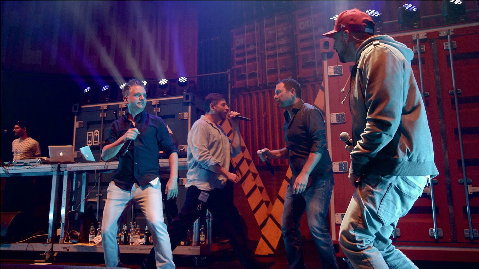 Fettes Brot bei einem Live-Auftritt im Mehr! Theater, während sie Nordsih by Nature performen