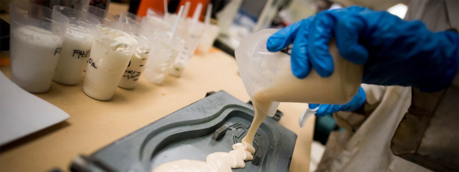 Fertigung der Algen Flip Flops des Start-ups Algenesis Materials der UC San Diego