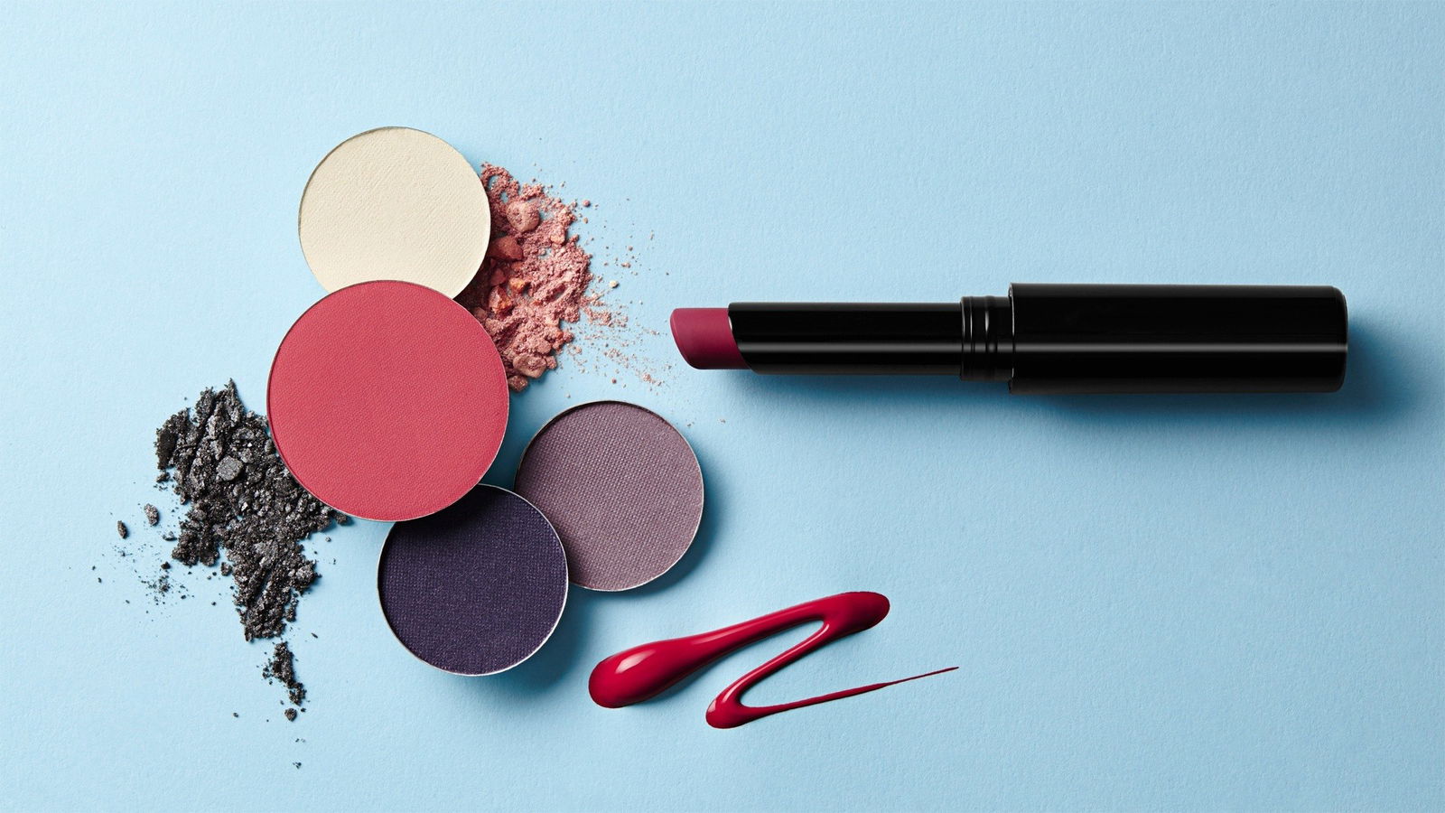 Schminke, Makeup, blauer Hintergrund, für schrägste Beautytrends 2017 Artikel