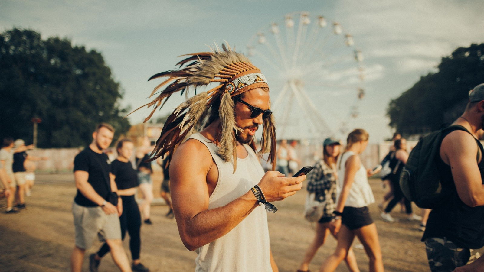 Parookaville Festival Festivalgänger 2017 Riesenrad Menschen Indianer Kopfbedeckung