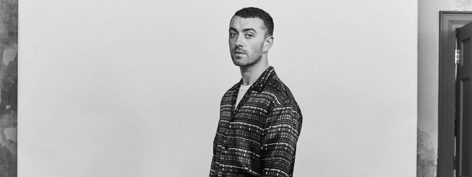 Sam Smith Pressebild 2017 zum neuen Album "The Thrill Of It All" in 16:9