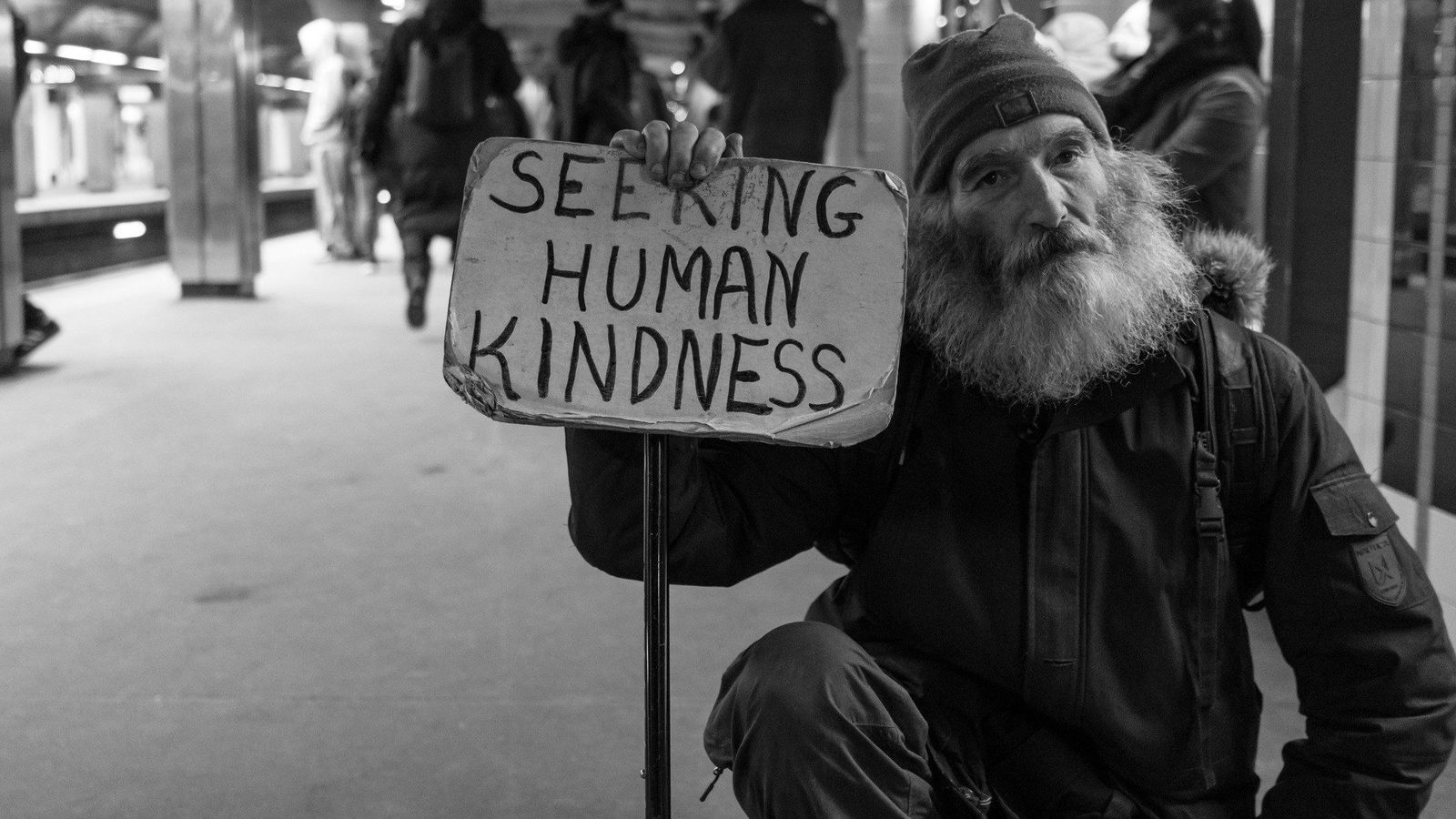 Mann Bart Obdachlos Schild 16_9