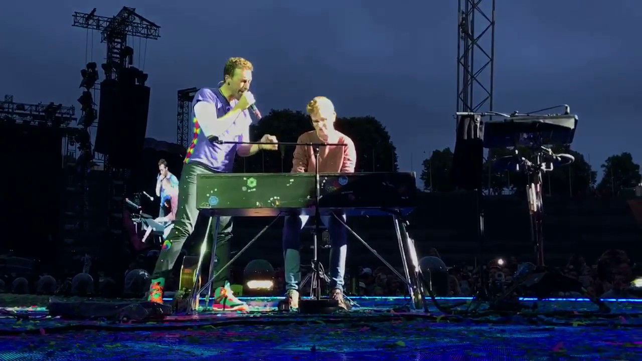Chris Martin performs Everglow with a fan in Munich - June 6, 2017